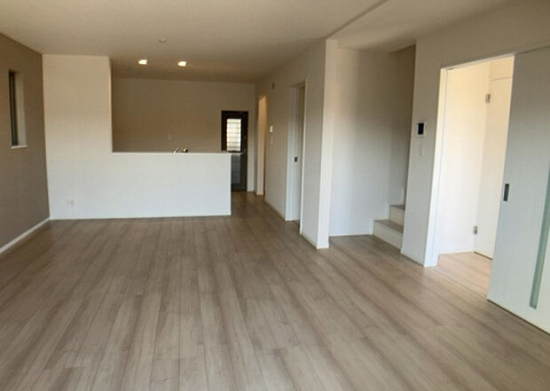 リビングの間取りの種類は大きくわけてリビングとダイニングが別になっているタイプ、リビングダイニング一体型です。どちらも一長一短ですので、家を選ぶ時はその両面をチェックして決めるようにしましょう。