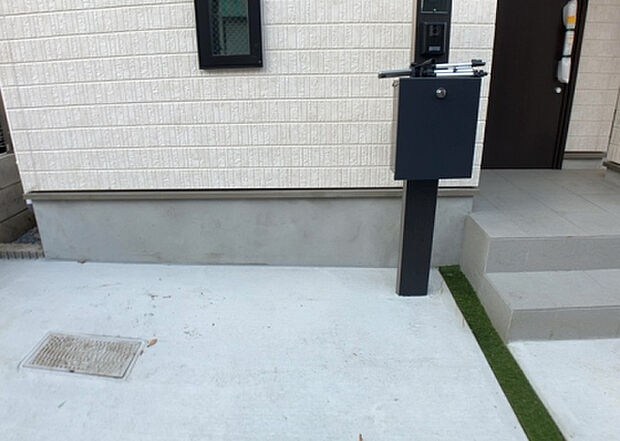 木造住宅とは土台、壁、柱など建築物の強度を支える構造体の材に木が使用されている構造を指します。構造体は建物の自重を支えるだけではなく風圧や水圧、積裁荷重などあらゆる衝撃に耐えるための基礎です。