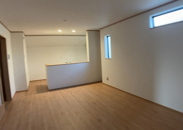 リビングの間取りの種類は大きくわけてリビングとダイニングが別になっているタイプ、リビングダイニング一体型です。どちらも一長一短ですので、家を選ぶ時はその両面をチェックして決めるようにしましょう。