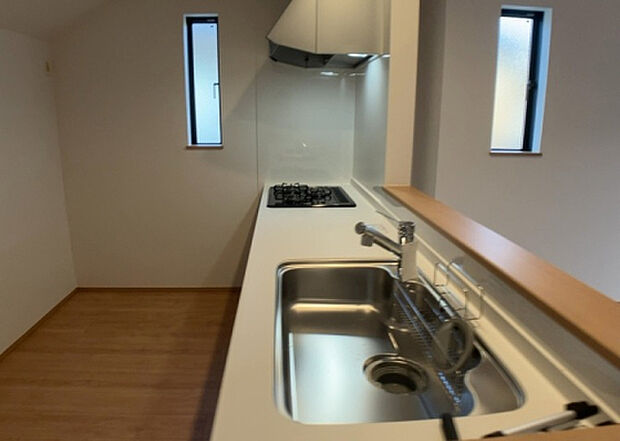 標準的なシステムキッチンの横幅は、165cm～300cm程度です。2100・2400・2550・2700などミリ単位で表記されます。普段どのように料理をするのかを想定しながら合ったサイズを選びましょう