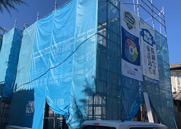 住宅用の土地では前面道路に2m以上接していなければならないと法律で定められています。しかし、お持ちの車のサイズやライフスタイルなどにより、2mでは利便が悪い場合もございますので、事前に確認しましょう。