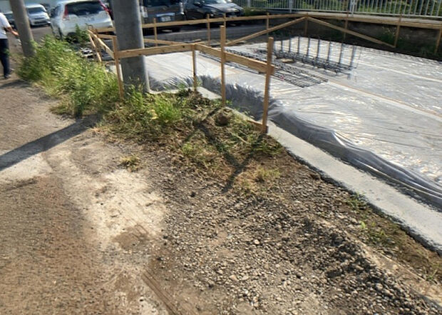 車一台あたりに必要なスペースは、標準サイズの普通自動車で横幅2m50cm、長さ5mは必要になります。ただし、乗降のことも考慮して横幅3m30cm、長さ5m50cmほどは確保できるところを選びましょう。