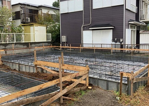 木造住宅とは土台、壁、柱など建築物の強度を支える構造体の材に木が使用されている構造を指します。構造体は建物の自重を支えるだけではなく風圧や水圧、積裁荷重などあらゆる衝撃に耐えるための基礎です。