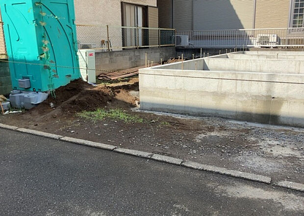 車一台あたりに必要なスペースは、標準サイズの普通自動車で横幅2m50cm、長さ5mは必要になります。ただし、乗降のことも考慮して横幅3m30cm、長さ5m50cmほどは確保できるところを選びましょう。