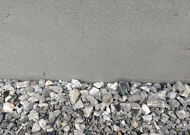 木造住宅とは土台、壁、柱など建築物の強度を支える構造体の材に木が使用されている構造を指します。構造体は建物の自重を支えるだけではなく風圧や水圧、積裁荷重などあらゆる衝撃に耐えるための基礎です。