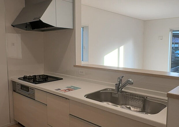 標準的なシステムキッチンの横幅は、165cm~300cm程度です。2100・2400・2550・2700などミリ単位で表記されます。普段どのように料理をするのかを想定しながら合ったサイズを選びましょう