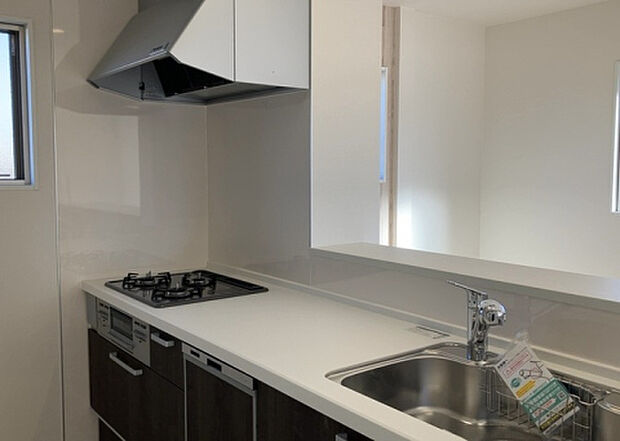 標準的なシステムキッチンの横幅は、165cm～300cm程度です。2100・2400・2550・2700などミリ単位で表記されます。普段どのように料理をするのかを想定しながら合ったサイズを選びましょう