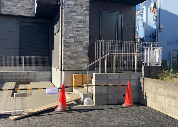 木造住宅とは土台、壁、柱など建築物の強度を支える構造体の材に木が使用されている構造を指します。構造体は建物の自重を支えるだけではなく風圧や水圧、積裁荷重などあらゆる衝撃に耐えるための基礎です。