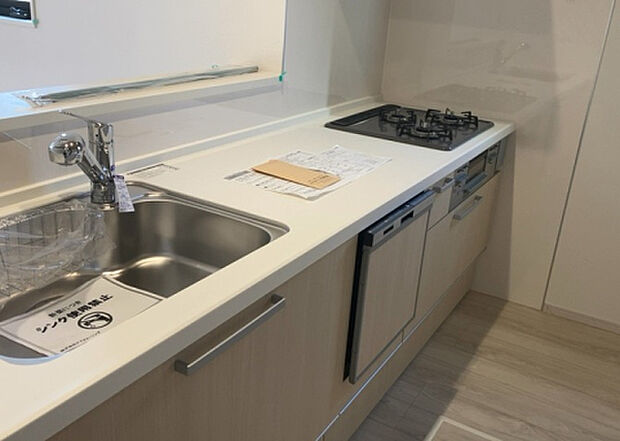 標準的なシステムキッチンの横幅は、165cm～300cm程度です。2100・2400・2550・2700などミリ単位で表記されます。普段どのように料理をするのかを想定しながら合ったサイズを選びましょう