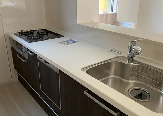 標準的なシステムキッチンの横幅は、165cm~300cm程度です。2100・2400・2550・2700などミリ単位で表記されます。普段どのように料理をするのかを想定しながら合ったサイズを選びましょう