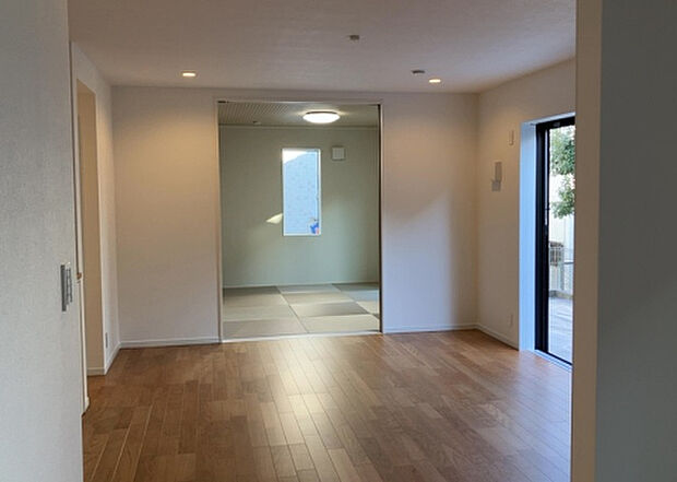 リビングの間取りの種類は大きくわけてリビングとダイニングが別になっているタイプ、リビングダイニング一体型です。どちらも一長一短ですので、家を選ぶ時はその両面をチェックして決めるようにしましょう。