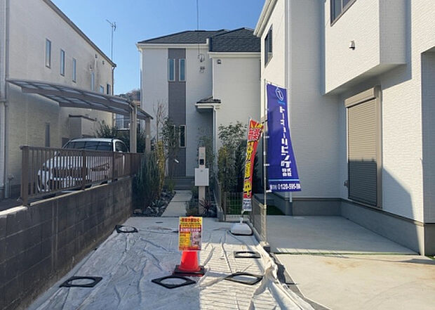 住宅用の土地では前面道路に2m以上接していなければならないと法律で定められています。しかし、お持ちの車のサイズやライフスタイルなどにより、2mでは利便が悪い場合もございますので、事前に確認しましょう。