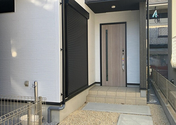 木造住宅とは土台、壁、柱など建築物の強度を支える構造体の材に木が使用されている構造を指します。構造体は建物の自重を支えるだけではなく風圧や水圧、積裁荷重などあらゆる衝撃に耐えるための基礎です。