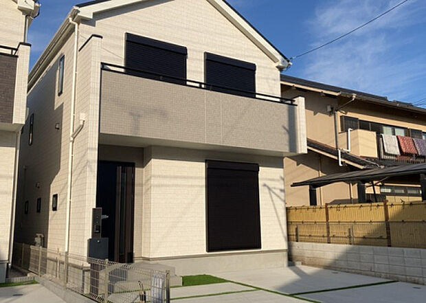 住宅用の土地では前面道路に2m以上接していなければならないと法律で定められています。しかし、お持ちの車のサイズやライフスタイルなどにより、2mでは利便が悪い場合もございますので、事前に確認しましょう。