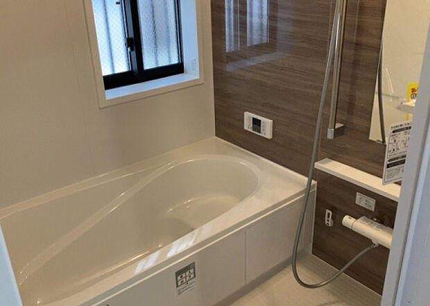 入浴時の快適さも大事なことですが、綺麗な状態を維持できなければ気持ちよく入浴できません。毎日の掃除が楽という点は大事なポイントになります！カビが生えにくく掃除がしやすい、壁や浴槽を選ぶといいでしょう。