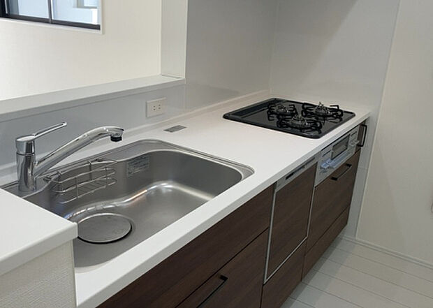 標準的なシステムキッチンの横幅は、165cm～300cm程度です。2100・2400・2550・2700などミリ単位で表記されます。普段どのように料理をするのかを想定しながら合ったサイズを選びましょう