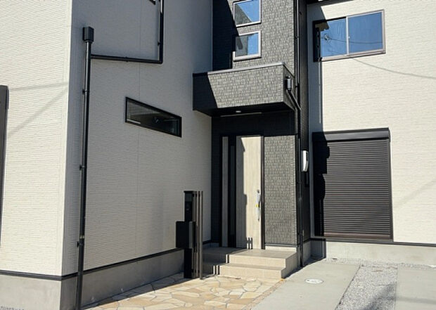 木造住宅とは土台、壁、柱など建築物の強度を支える構造体の材に木が使用されている構造を指します。構造体は建物の自重を支えるだけではなく風圧や水圧、積裁荷重などあらゆる衝撃に耐えるための基礎です。