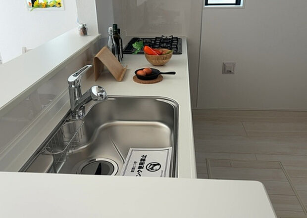 標準的なシステムキッチンの横幅は、165cm～300cm程度です。2100・2400・2550・2700などミリ単位で表記されます。普段どのように料理をするのかを想定しながら合ったサイズを選びましょう