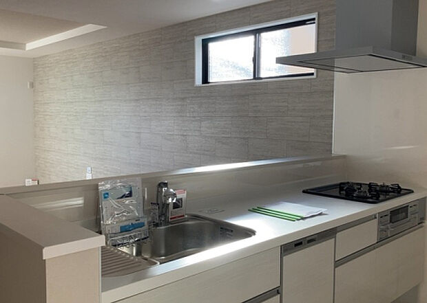 標準的なシステムキッチンの横幅は、165cm～300cm程度です。2100・2400・2550・2700などミリ単位で表記されます。普段どのように料理をするのかを想定しながら合ったサイズを選びましょう