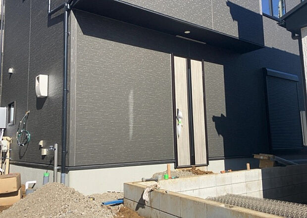 木造住宅とは土台、壁、柱など建築物の強度を支える構造体の材に木が使用されている構造を指します。構造体は建物の自重を支えるだけではなく風圧や水圧、積裁荷重などあらゆる衝撃に耐えるための基礎です。