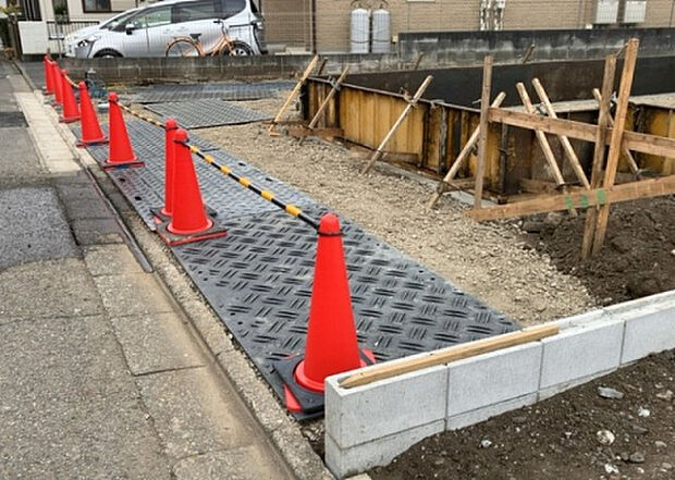 車一台あたりに必要なスペースは、標準サイズの普通自動車で横幅2m50cm、長さ5mは必要になります。ただし、乗降のことも考慮して横幅3m30cm、長さ5m50cmほどは確保できるところを選びましょう。