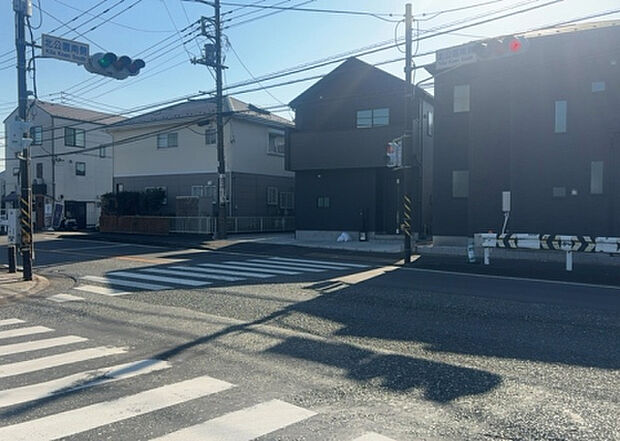 住宅用の土地では前面道路に2m以上接していなければならないと法律で定められています。しかし、お持ちの車のサイズやライフスタイルなどにより、2mでは利便が悪い場合もございますので、事前に確認しましょう。