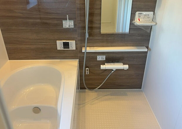 入浴時の快適さも大事なことですが、綺麗な状態を維持できなければ気持ちよく入浴できません。毎日の掃除が楽という点は大事なポイントになります！カビが生えにくく掃除がしやすい、壁や浴槽を選ぶといいでしょう。