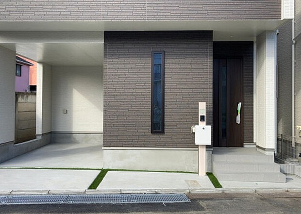 木造住宅とは土台、壁、柱など建築物の強度を支える構造体の材に木が使用されている構造を指します。構造体は建物の自重を支えるだけではなく風圧や水圧、積裁荷重などあらゆる衝撃に耐えるための基礎です。