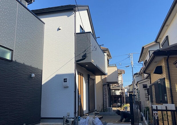 住宅用の土地では前面道路に2m以上接していなければならないと法律で定められています。しかし、お持ちの車のサイズやライフスタイルなどにより、2mでは利便が悪い場合もございますので、事前に確認しましょう。