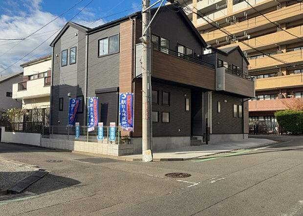 住宅用の土地では前面道路に2m以上接していなければならないと法律で定められています。しかし、お持ちの車のサイズやライフスタイルなどにより、2mでは利便が悪い場合もございますので、事前に確認しましょう。