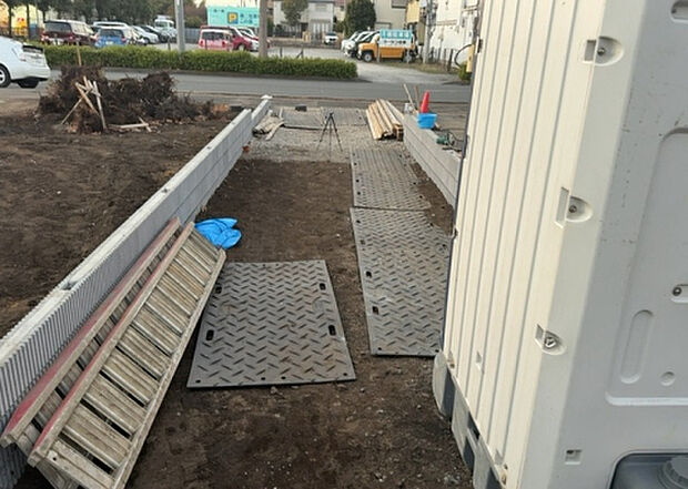 車一台あたりに必要なスペースは、標準サイズの普通自動車で横幅2m50cm、長さ5mは必要になります。ただし、乗降のことも考慮して横幅3m30cm、長さ5m50cmほどは確保できるところを選びましょう。