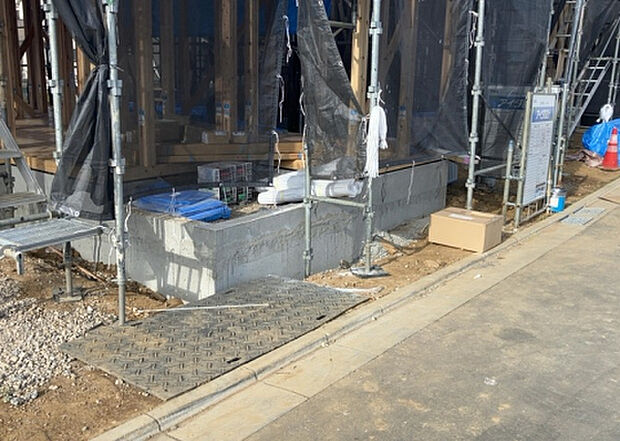 木造住宅とは土台、壁、柱など建築物の強度を支える構造体の材に木が使用されている構造を指します。構造体は建物の自重を支えるだけではなく風圧や水圧、積裁荷重などあらゆる衝撃に耐えるための基礎です。