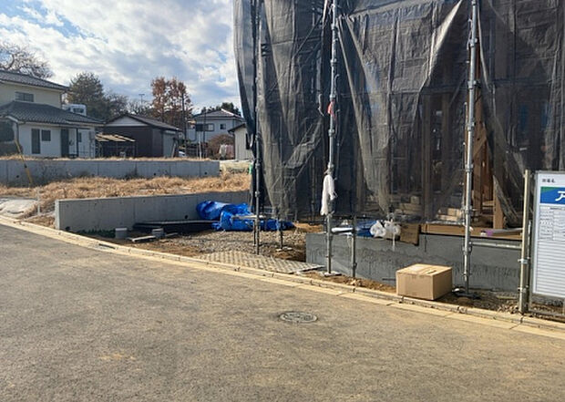 車一台あたりに必要なスペースは、標準サイズの普通自動車で横幅2m50cm、長さ5mは必要になります。ただし、乗降のことも考慮して横幅3m30cm、長さ5m50cmほどは確保できるところを選びましょう。