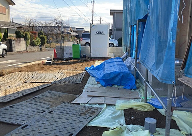 車一台あたりに必要なスペースは、標準サイズの普通自動車で横幅2m50cm、長さ5mは必要になります。ただし、乗降のことも考慮して横幅3m30cm、長さ5m50cmほどは確保できるところを選びましょう。