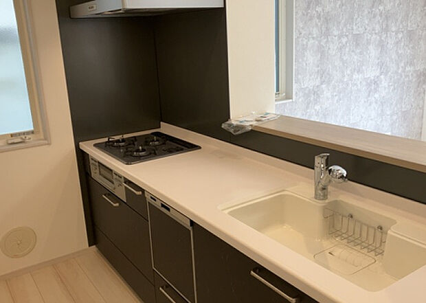 標準的なシステムキッチンの横幅は、165cm～300cm程度です。2100・2400・2550・2700などミリ単位で表記されます。普段どのように料理をするのかを想定しながら合ったサイズを選びましょう