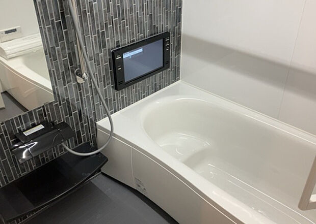 入浴時の快適さも大事なことですが、綺麗な状態を維持できなければ気持ちよく入浴できません。毎日の掃除が楽という点は大事なポイントになります！カビが生えにくく掃除がしやすい、壁や浴槽を選ぶといいでしょう。