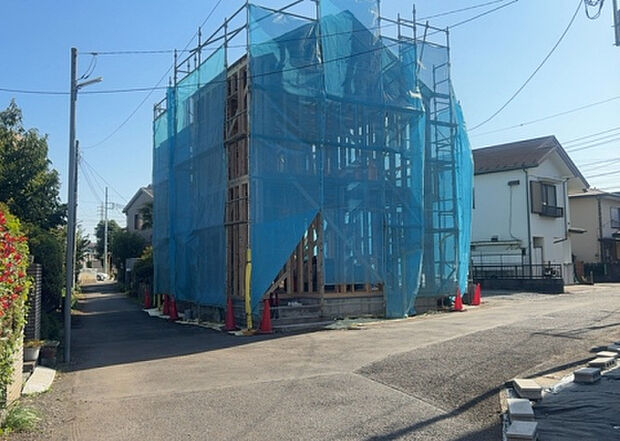 住宅用の土地では前面道路に2m以上接していなければならないと法律で定められています。しかし、お持ちの車のサイズやライフスタイルなどにより、2mでは利便が悪い場合もございますので、事前に確認しましょう。