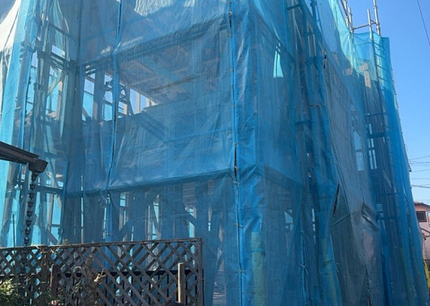 木造住宅とは土台、壁、柱など建築物の強度を支える構造体の材に木が使用されている構造を指します。構造体は建物の自重を支えるだけではなく風圧や水圧、積裁荷重などあらゆる衝撃に耐えるための基礎です。