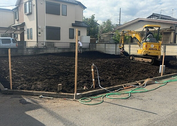 現地をご見学に行く際は、道路の幅や周辺の交通量、施設などをご確認頂くことをおすすめします！ある程度イメージをつけたいという場合は、同売主の施工事例や完成パースもお見せします。