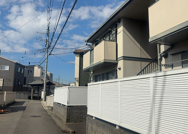 桜や紅葉の名所に出かける人は多いと思いますが、家にいながら季節の移ろいを感じる生活を送りませんか？リビングや窓から見える景色が生活を彩るワンポイントに！現地から見える景色を堪能してみては如何でしょう。