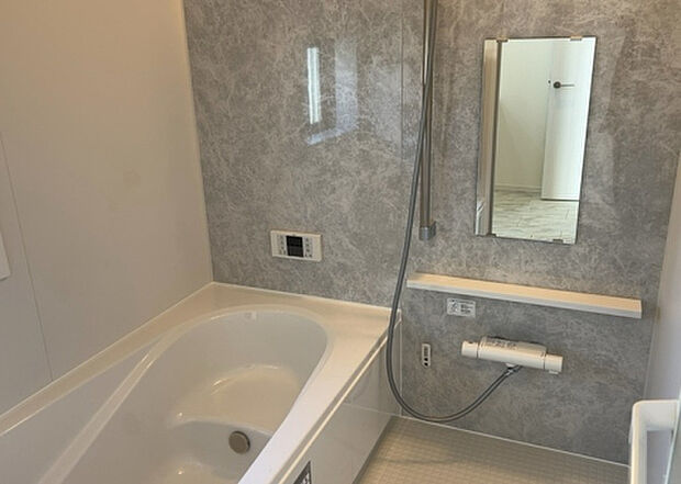 入浴時の快適さも大事なことですが、綺麗な状態を維持できなければ気持ちよく入浴できません。毎日の掃除が楽という点は大事なポイントになります!カビが生えにくく掃除がしやすい、壁や浴槽を選ぶといいでしょう。