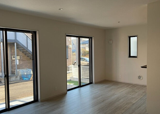 リビングの間取りの種類は大きくわけてリビングとダイニングが別になっているタイプ、リビングダイニング一体型です。どちらも一長一短ですので、家を選ぶ時はその両面をチェックして決めるようにしましょう。