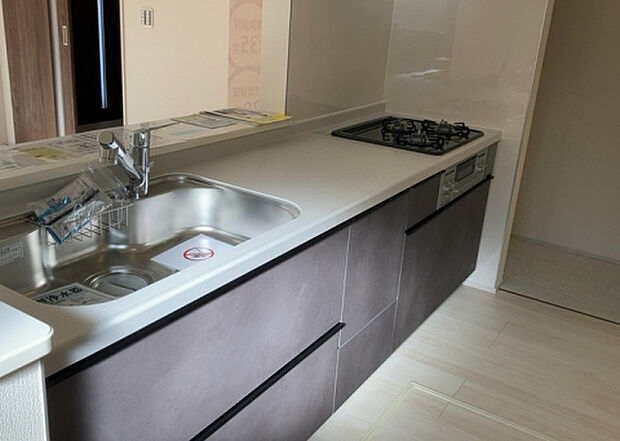 標準的なシステムキッチンの横幅は、165cm~300cm程度です。2100・2400・2550・2700などミリ単位で表記されます。普段どのように料理をするのかを想定しながら合ったサイズを選びましょう