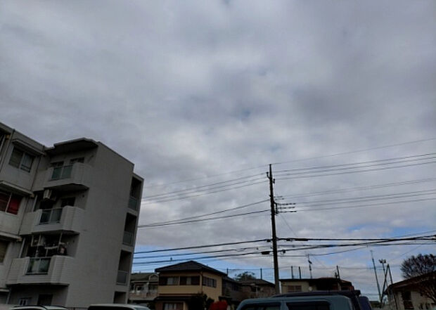 桜や紅葉の名所に出かける人は多いと思いますが、家にいながら季節の移ろいを感じる生活を送りませんか?リビングや窓から見える景色が生活を彩るワンポイントに!現地から見える景色を堪能してみては如何でしょう。