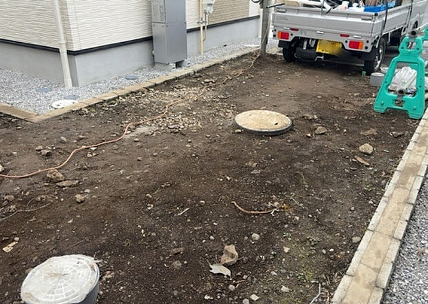 車一台あたりに必要なスペースは、標準サイズの普通自動車で横幅2m50cm、長さ5mは必要になります。ただし、乗降のことも考慮して横幅3m30cm、長さ5m50cmほどは確保できるところを選びましょう。