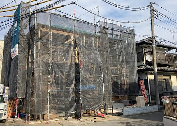 木造住宅とは土台、壁、柱など建築物の強度を支える構造体の材に木が使用されている構造を指します。構造体は建物の自重を支えるだけではなく風圧や水圧、積裁荷重などあらゆる衝撃に耐えるための基礎です。