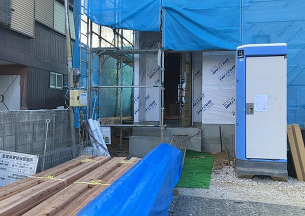 木造住宅とは土台、壁、柱など建築物の強度を支える構造体の材に木が使用されている構造を指します。構造体は建物の自重を支えるだけではなく風圧や水圧、積裁荷重などあらゆる衝撃に耐えるための基礎です。