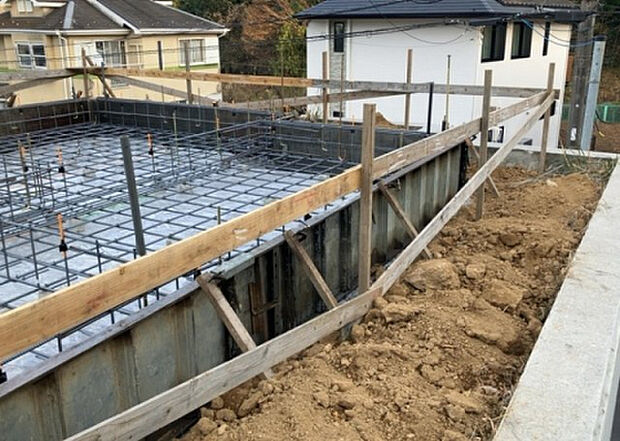 木造住宅とは土台、壁、柱など建築物の強度を支える構造体の材に木が使用されている構造を指します。構造体は建物の自重を支えるだけではなく風圧や水圧、積裁荷重などあらゆる衝撃に耐えるための基礎です。