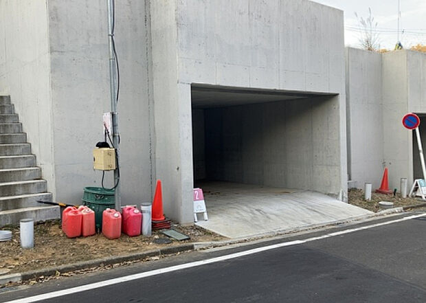 車一台あたりに必要なスペースは、標準サイズの普通自動車で横幅2m50cm、長さ5mは必要になります。ただし、乗降のことも考慮して横幅3m30cm、長さ5m50cmほどは確保できるところを選びましょう。