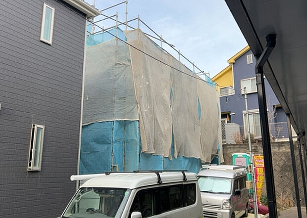 木造住宅とは土台、壁、柱など建築物の強度を支える構造体の材に木が使用されている構造を指します。構造体は建物の自重を支えるだけではなく風圧や水圧、積裁荷重などあらゆる衝撃に耐えるための基礎です。